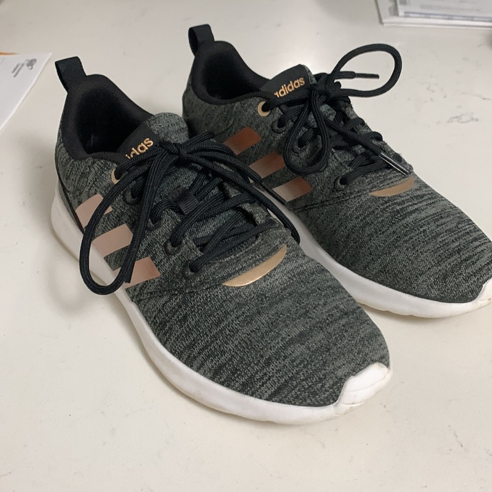 Adidas Cloud foam women’s size 6 kids 4.5